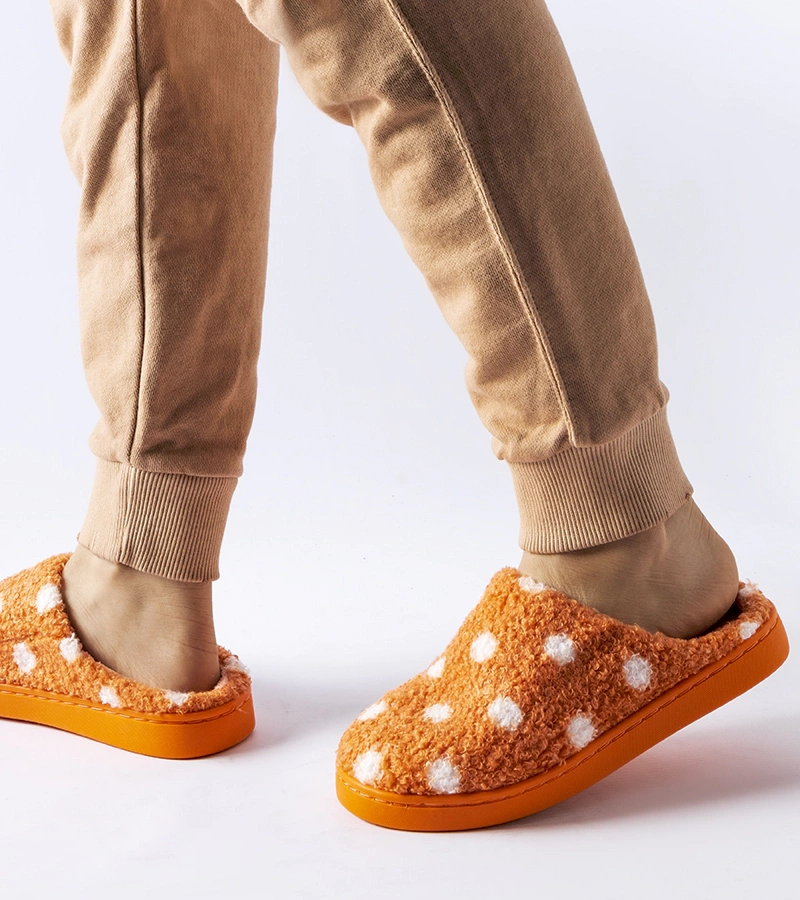 Pomarańczowe ciepłe kapcie w białe kropki