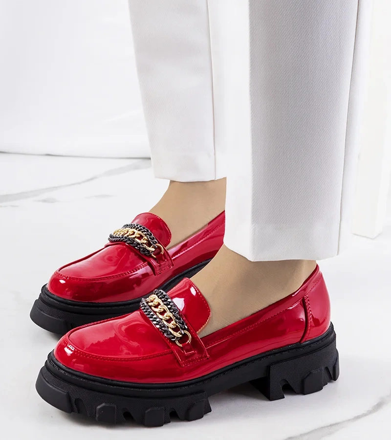 Czerwone półbuty z łańcuchem