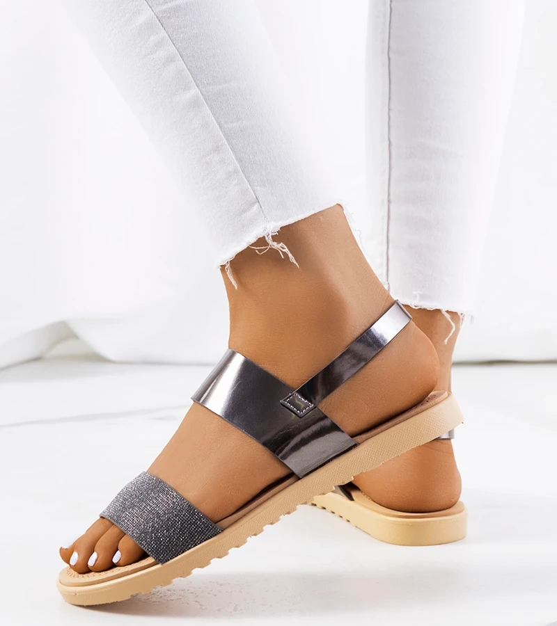 Błyszczące srebrne sandały