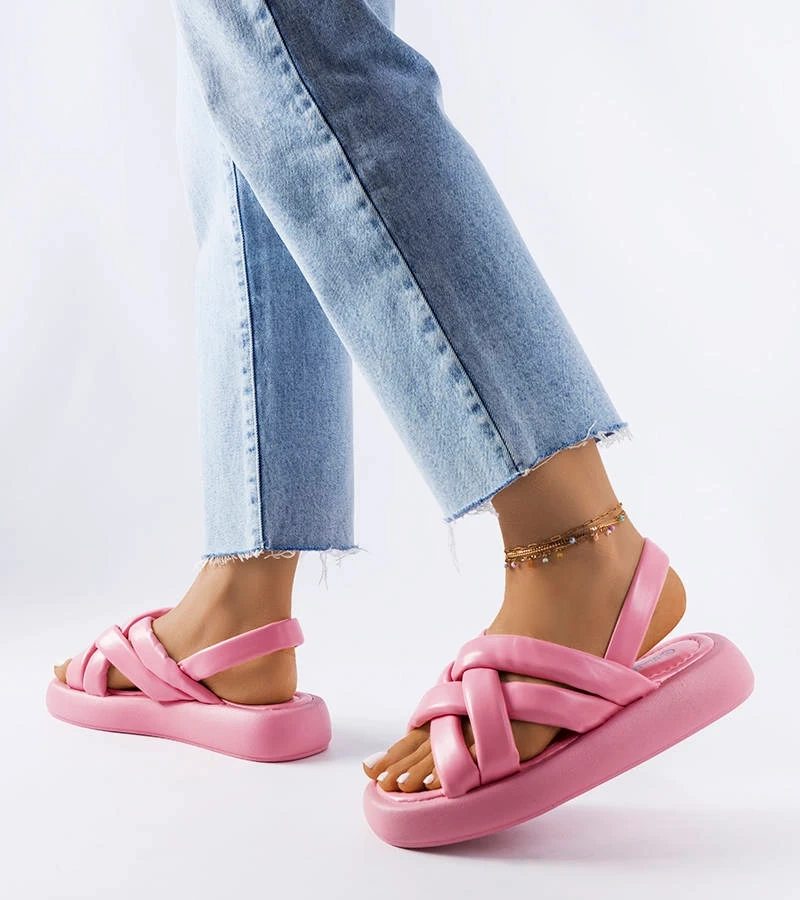 Różowe klapki na platformie