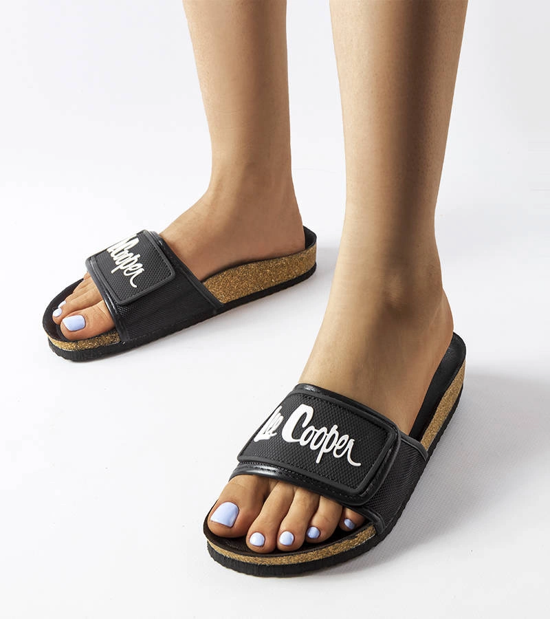 Czarne klapki Lee Cooper LCW-22-35-1167L