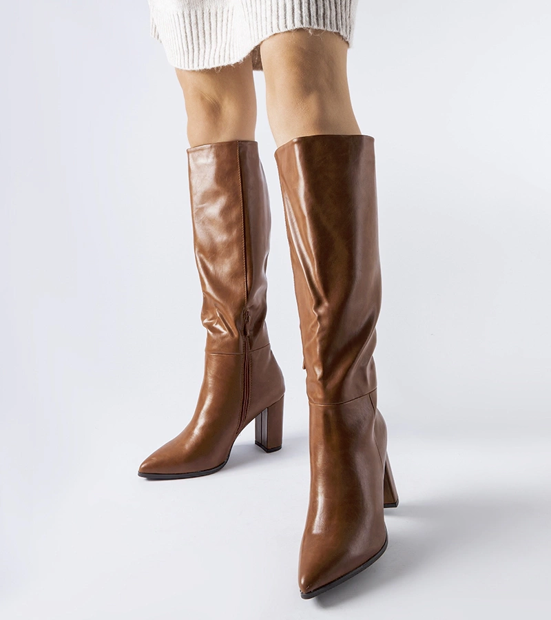 Brązowe kozaki na słupku