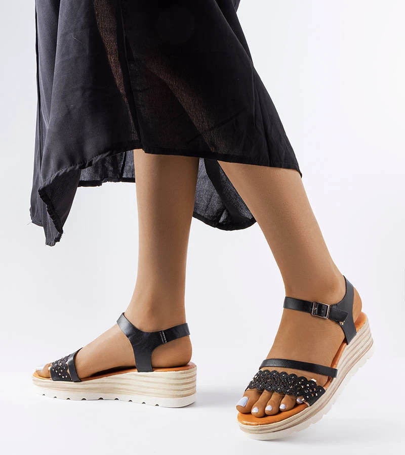 Czarne sandały na koturnie z cyrkoniami