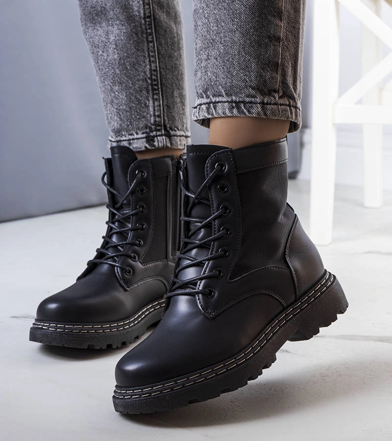 Czarne ocieplane botki typu traperki