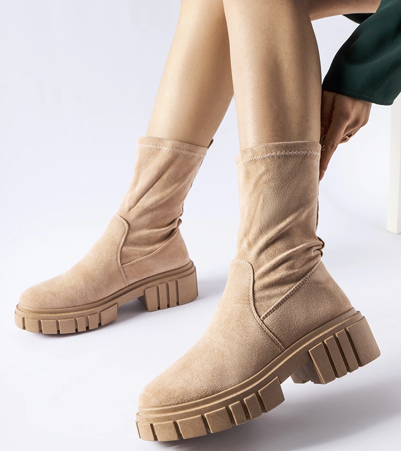 Beżowe wsuwane botki na masywnej podeszwie