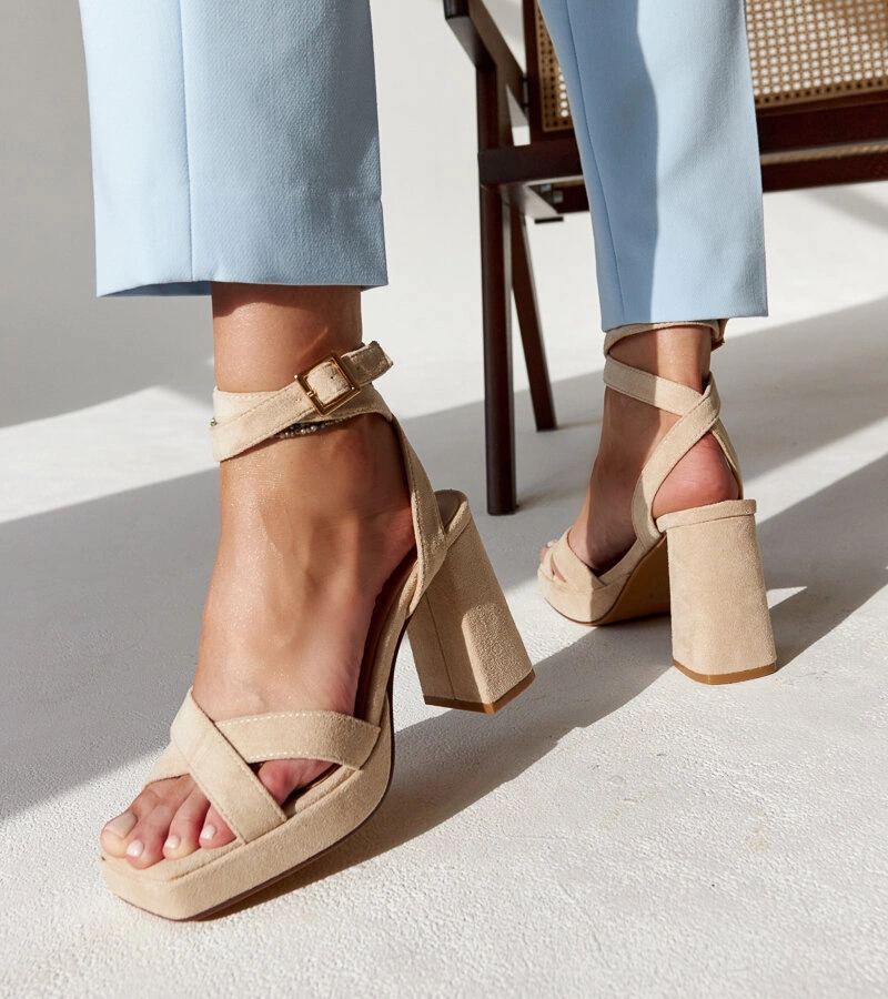 Beżowe  zamszowe sandały na słupku