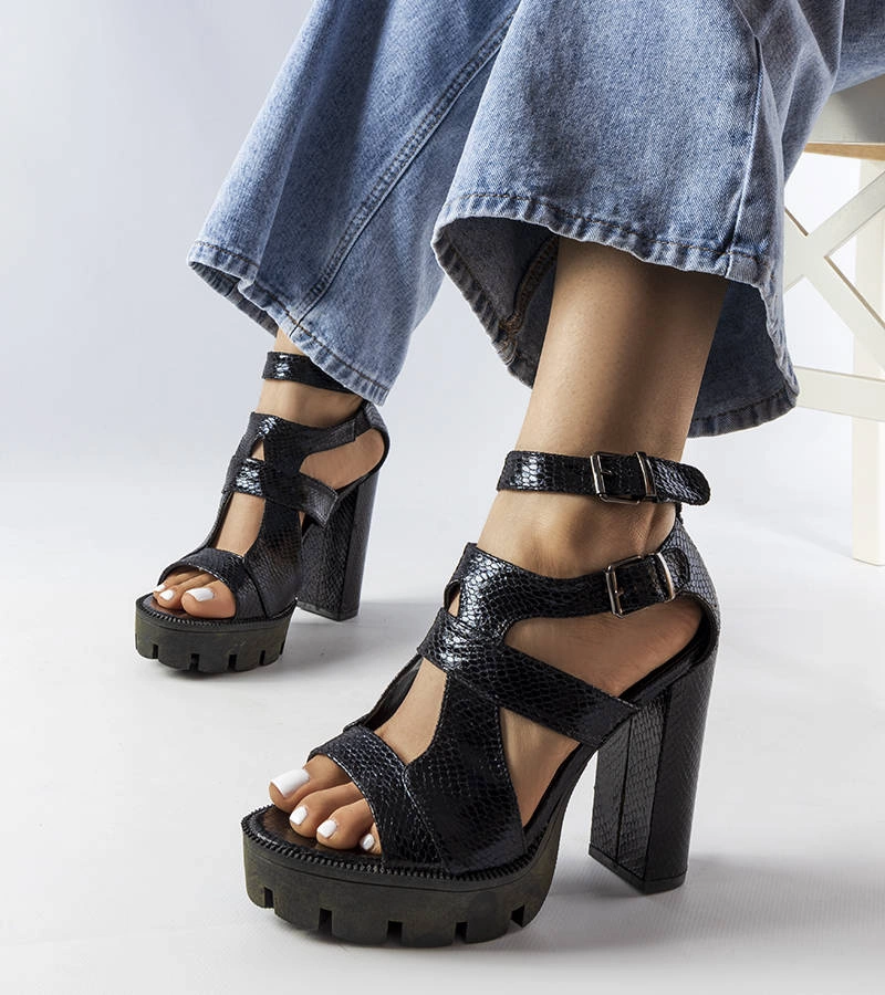 Czarne lakierowane masywne sandały na słupku