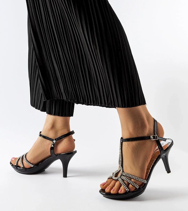 Czarne sandałki na szpilce zdobione cyrkoniami