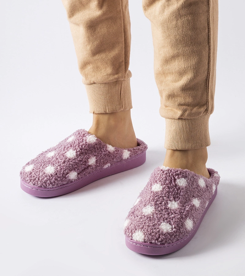 Fioletowe ciepłe kapcie w białe kropki