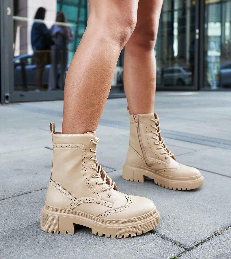 Beżowe trapery zdobione przeszyciami