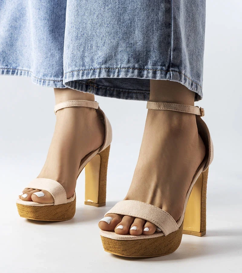 Beżowe sandałki na słupku