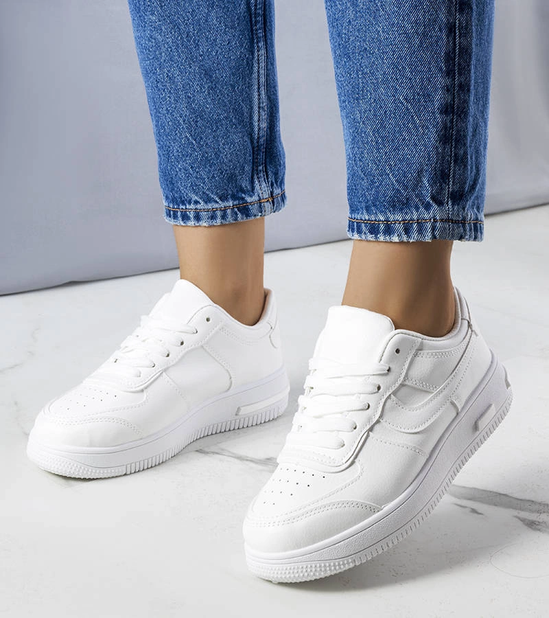 Białe trampki na wysokiej podeszwie