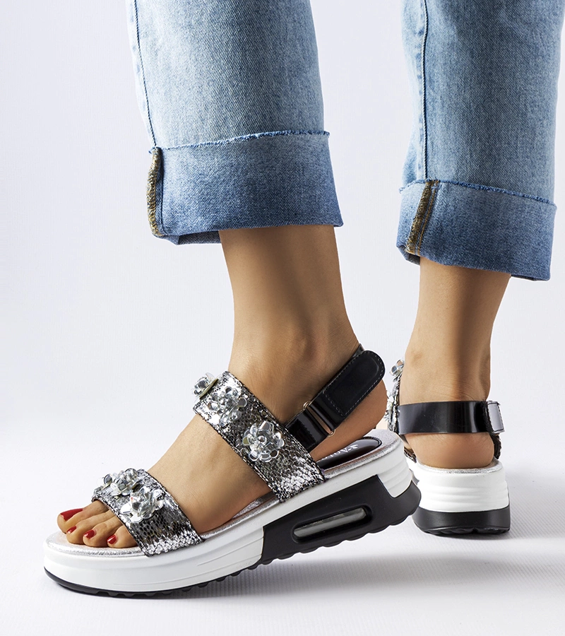 Srebrne sandały na koturnie z kwiatkami