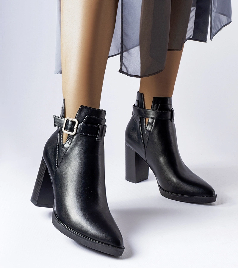 Czarne botki na słupku