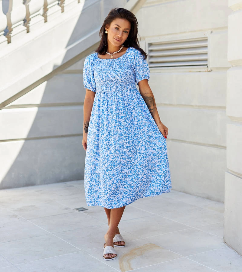 Niebieska sukienka midi w kwiaty