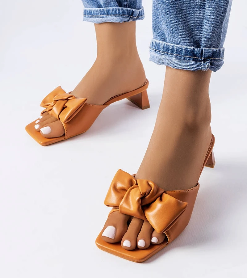 Brązowe klapki na szerokim obcasie zdobione kokardką