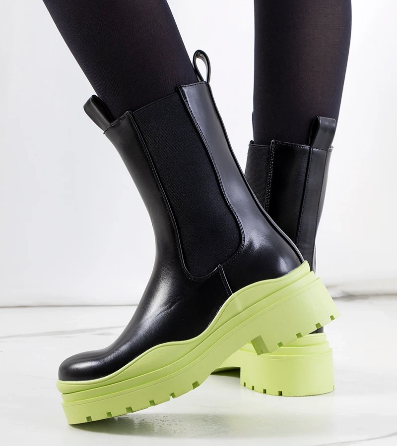 Czarne botki na zielonej platformie