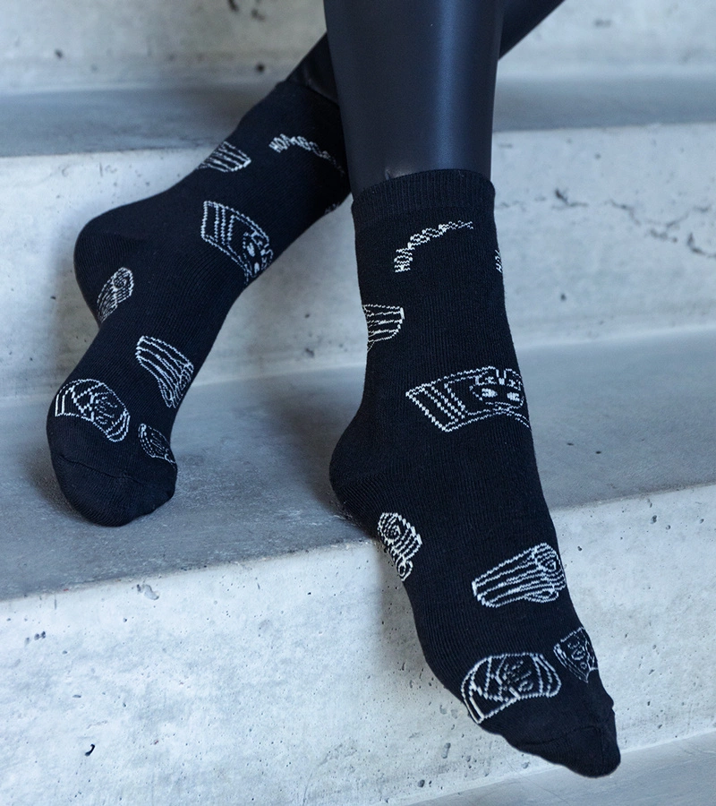 Czarne ciepłe skarpetki z drukiem