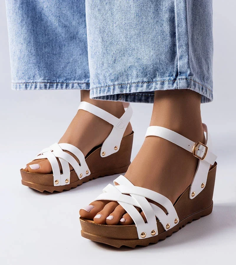 Białe sandały za koturnie