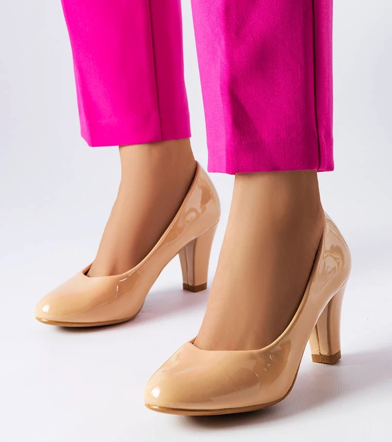 Beżowe lakierowane czółenka na niskim słupku