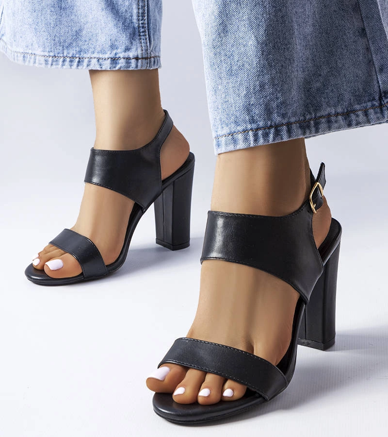 Czarne sandały na słupku