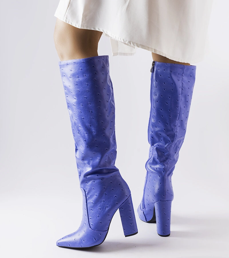 Niebieskie wysokie kozaki na słupku