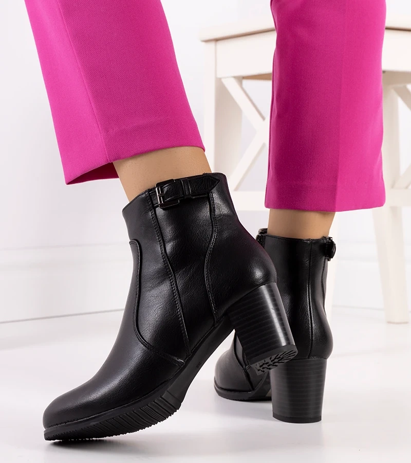 Czarne botki zdobione sprzączką