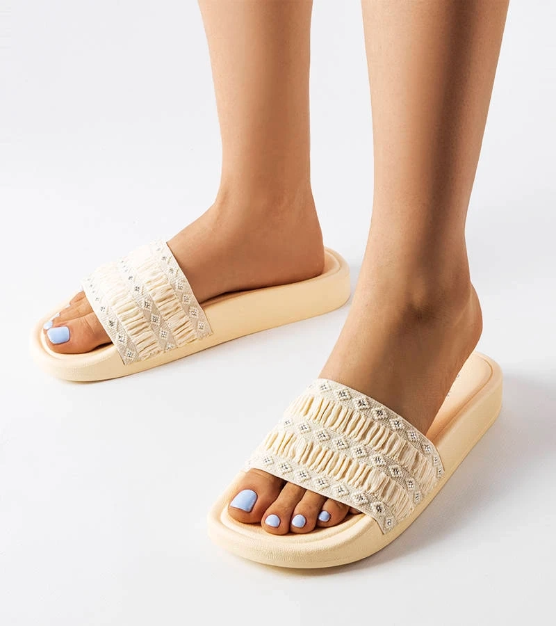 Beżowe zdobne klapki