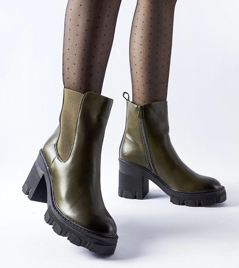 Zielone ocieplane botki na słupku