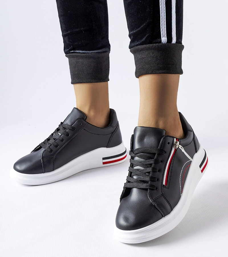 Czarne sneakersy na białej podeszwie