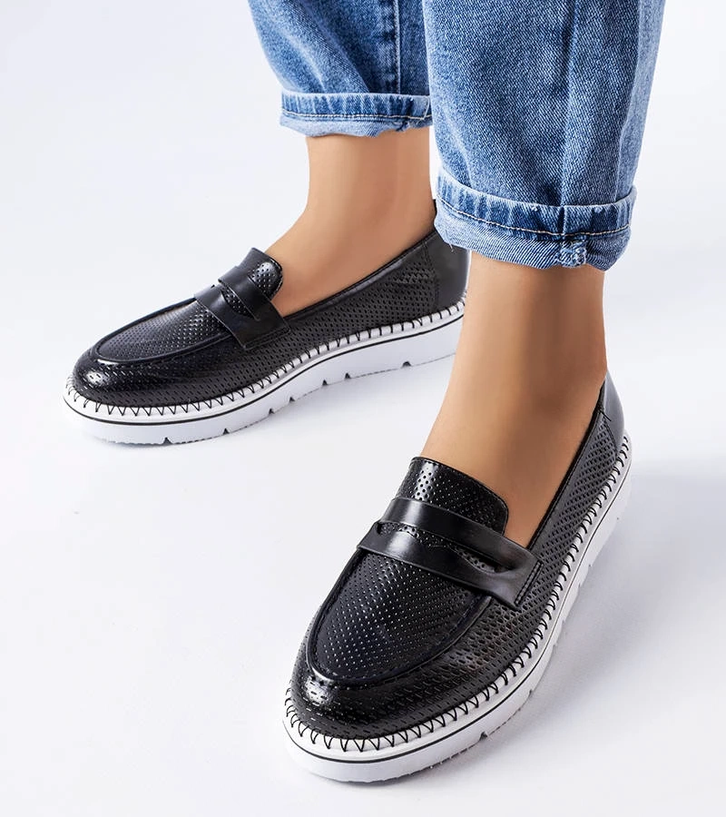 Czarne półbuty zdobione perforacją