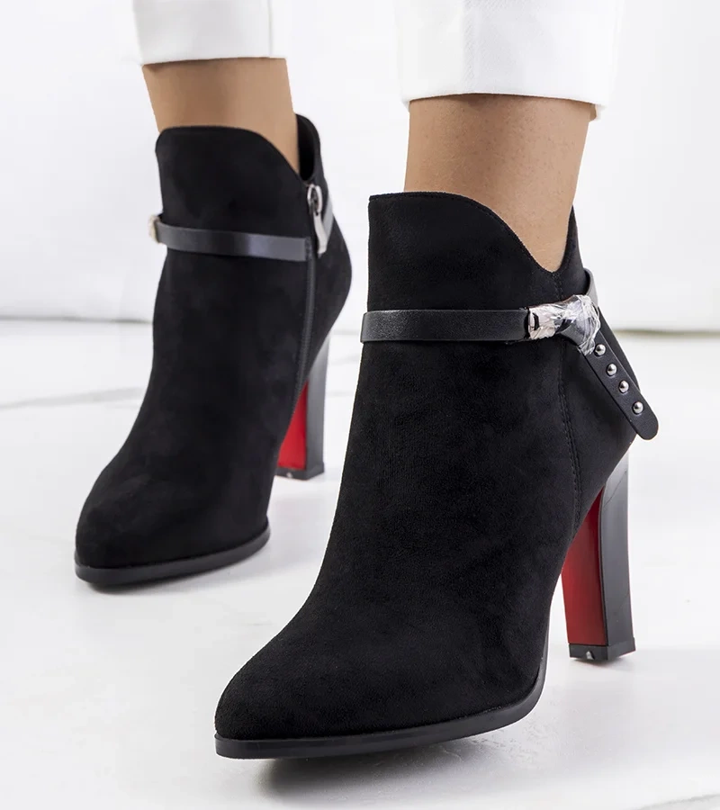 Czarne botki na słupku