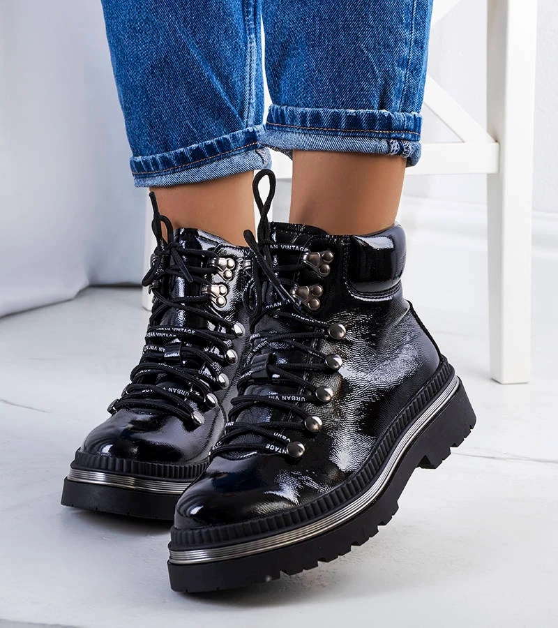 Czarne lakierowane workery wiązane