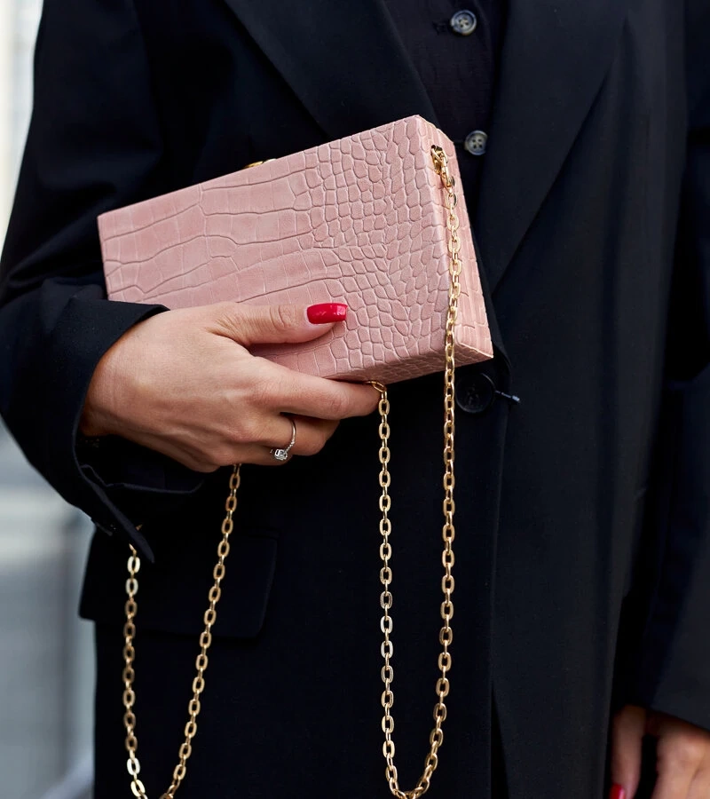 Różowa torebka typu ,,kuferek'' na łańcuszku