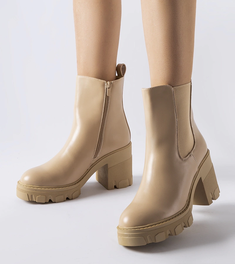 Beżowe klasyczne ocieplane botki na słupku