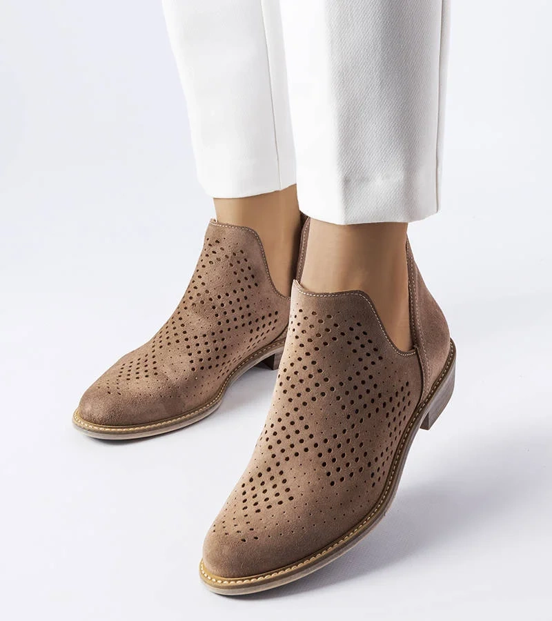 Jasnobrązowe ażurowe botki skórzane Karino