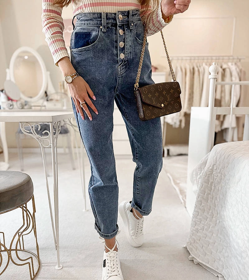 Niebieskie jeansy z wysokim stanem w stylu mom jeans