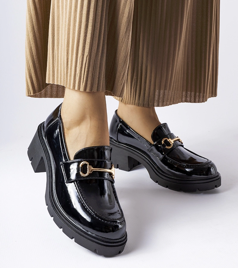 Czarne lakierowane półbuty na obcasie