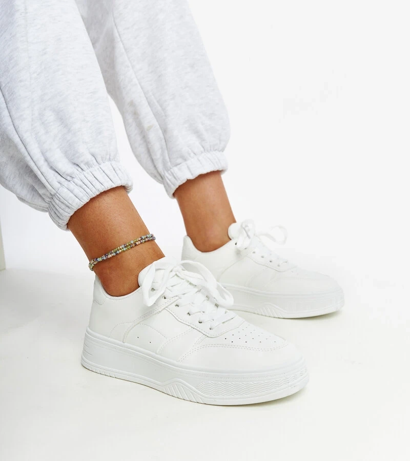 Białe sneakersy na grubszej podeszwie