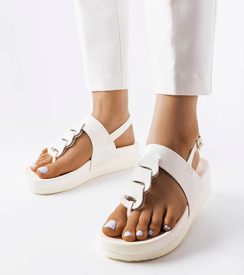 Białe sandały na koturnie