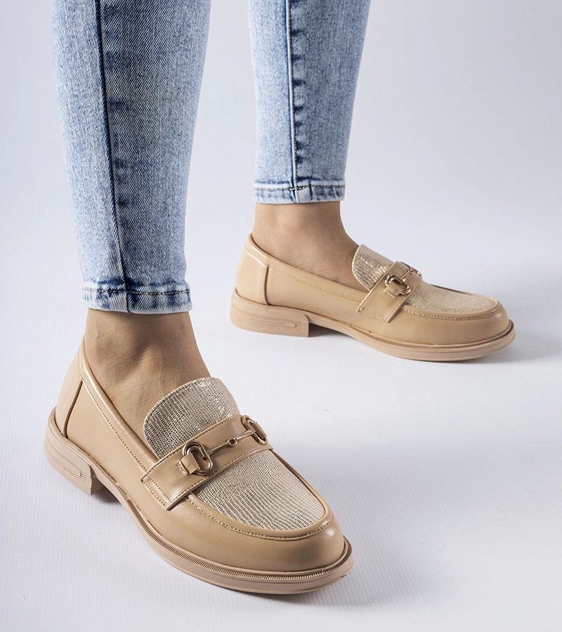 Beżowe mokasyny z klamerką