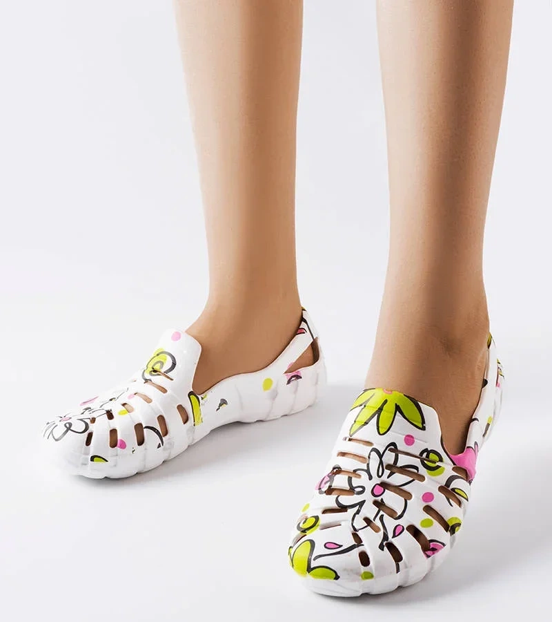 Białe gumowe klapki z wzorem