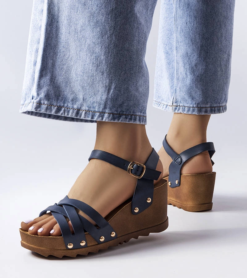 Granatowe sandały za koturnie