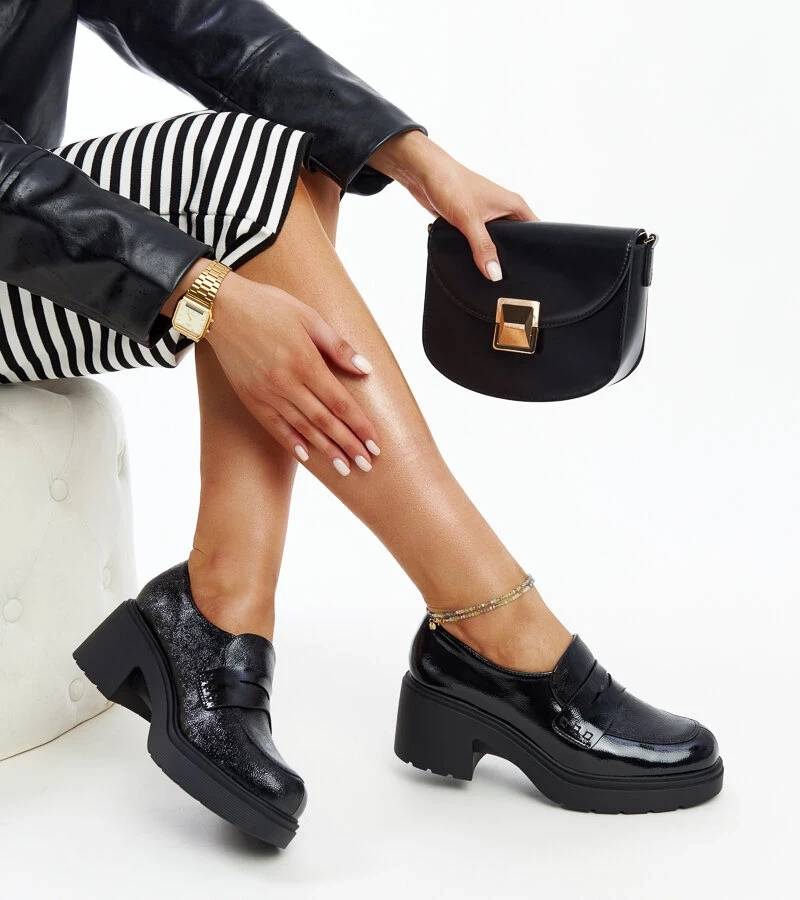 Czarne lakierowane półbuty na słupku