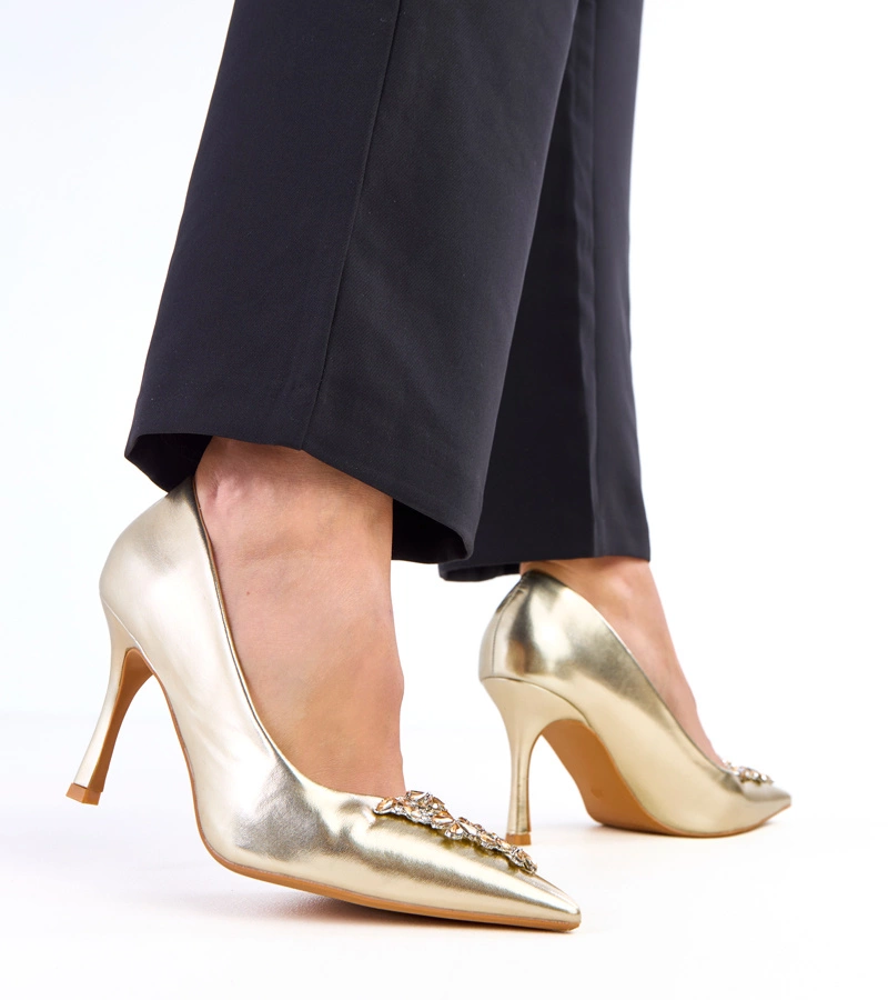 Złote lakierowane szpilki zdobione cyrkoniami