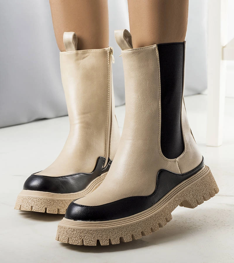 Beżowo czarne kozaki na platformie