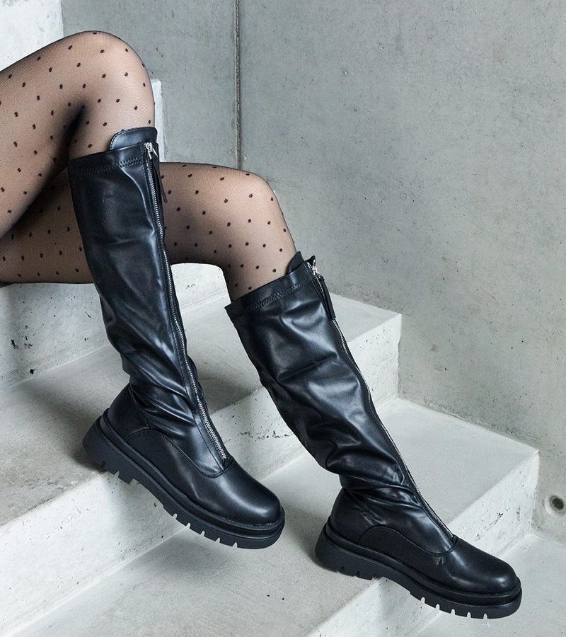 Czarne kozaki z eko skóry na płaskim obcasie zdobione zamkiem