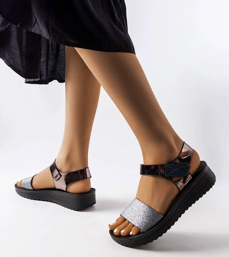 Szare sandały na koturnie