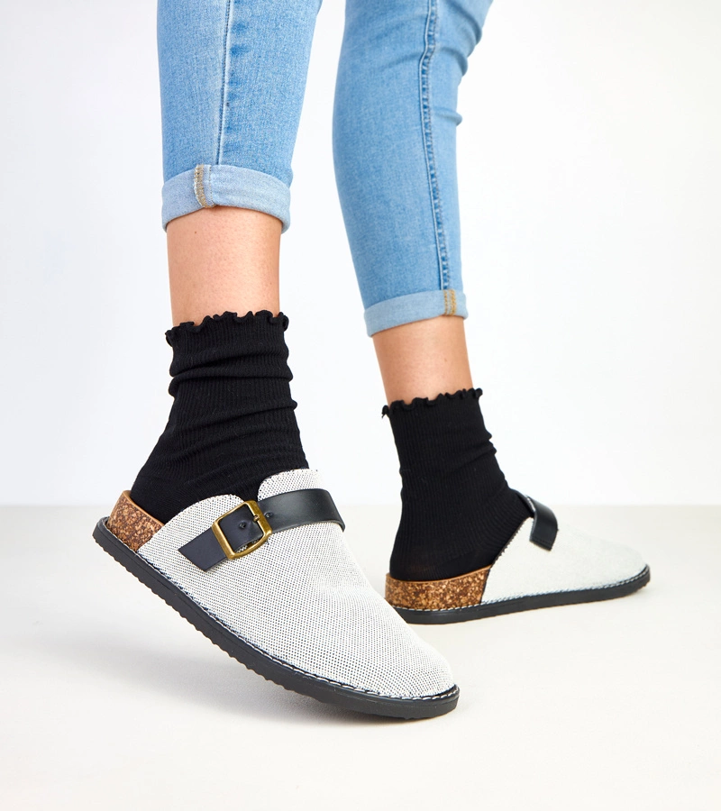 Hers Czarne kapcie na korkowej platformie ze sprzączką