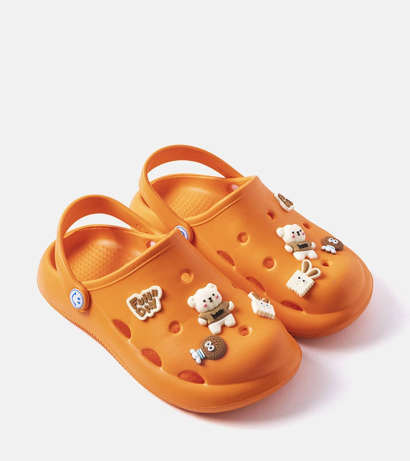 Pomarańczowe klapki z zakrytym noskiem